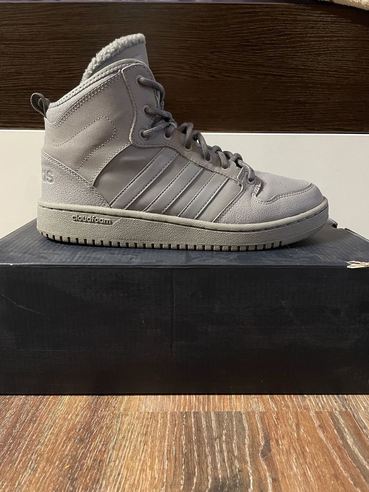 Кросівки Adidas.