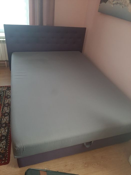 Łóżko z materacem podnoszonym