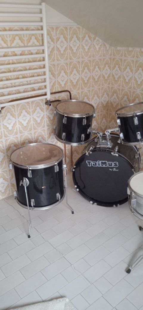 Se vende bateria musical completa como nova.