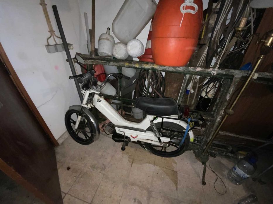 Recheio de garagem com diverso material e ferramentas e materiais