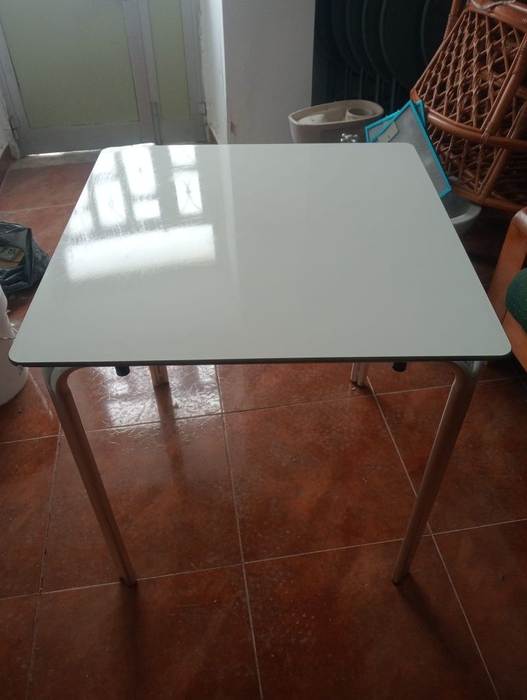 Mesa quadrada usada