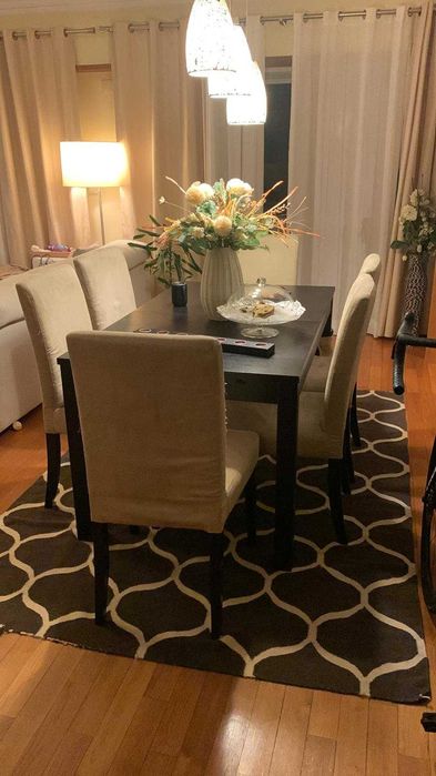 Mesa de sala.    Cadeiras a oferecer.