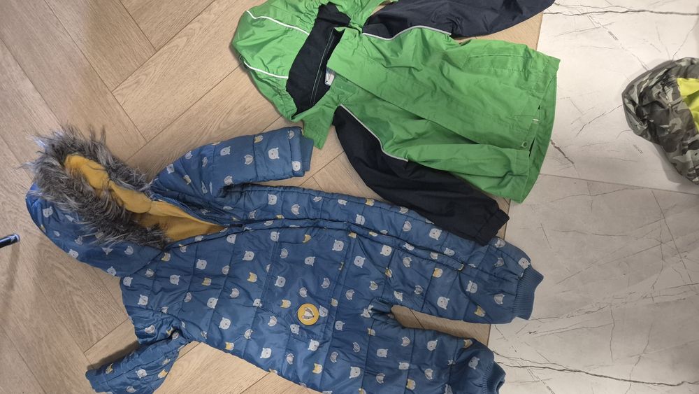 Kombinezon zimowy w misie i kurtka przeciwdeszczowa