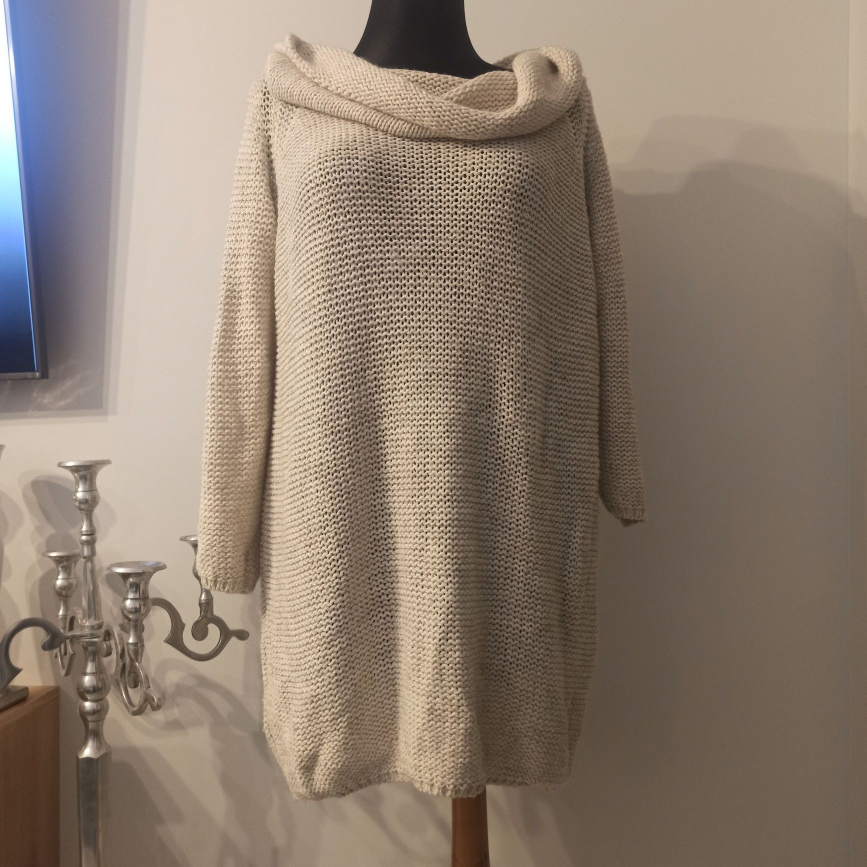 Długi beżowy sweter z kominem