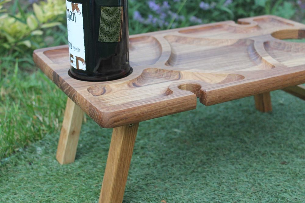 Винний столик дубовий – атмосфера в деталях