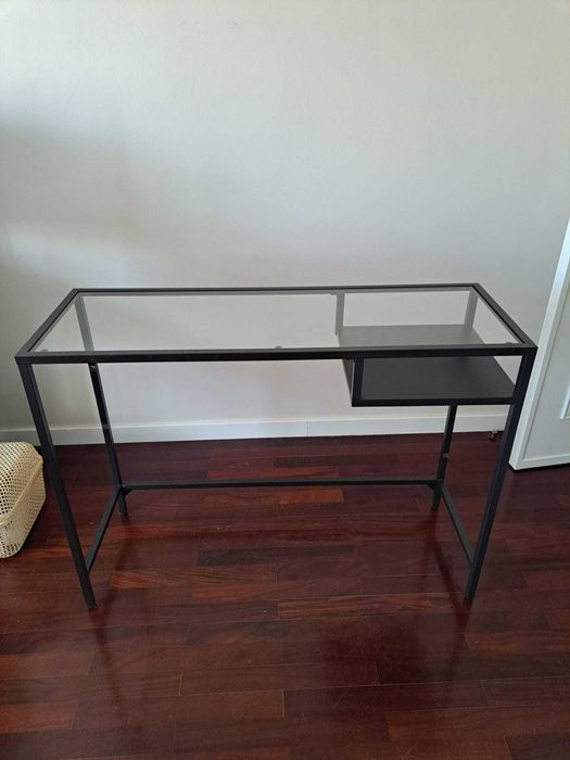 Secretária VITTSJO IKEA preto metálica com tampo de vidro