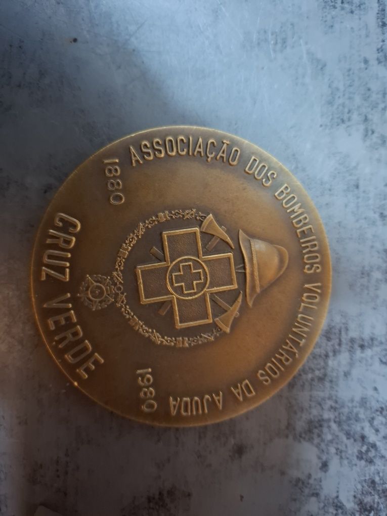 Várias medalhas de bombeiros
