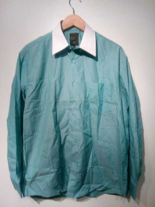 Elegancka koszula z bialym kołnierzykiem. Rozmiar 40/41