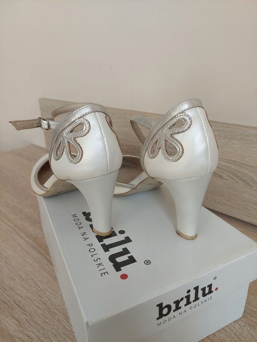 Buty ślubne brilu czółenka perłowe