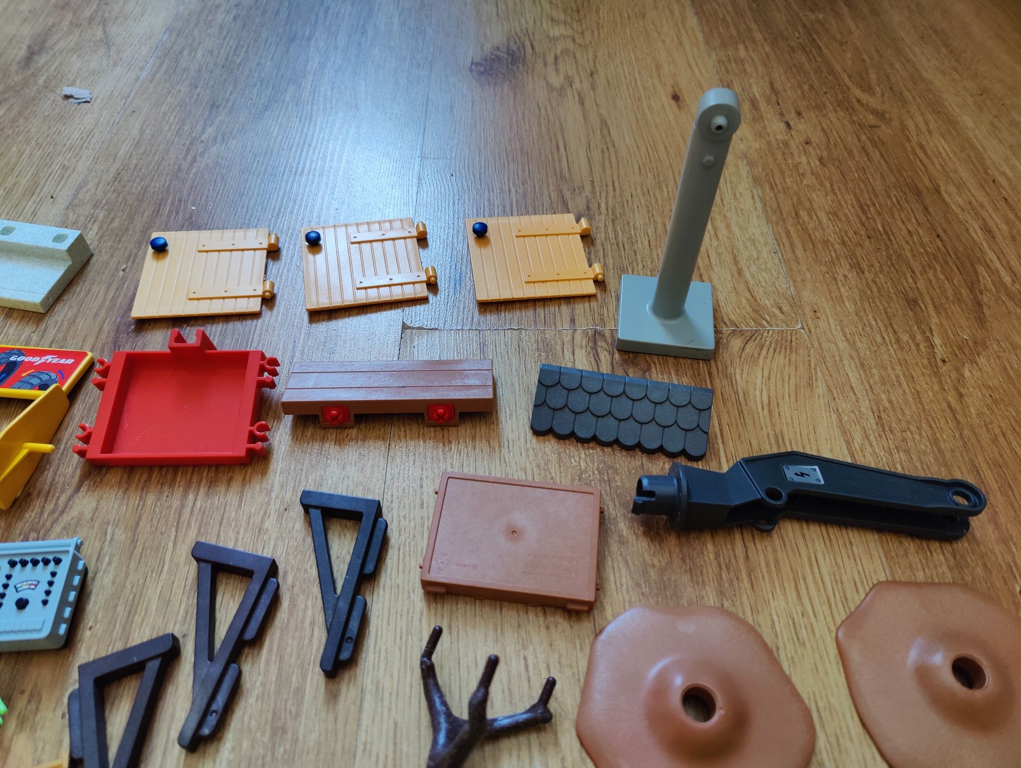 Playmobil - elementy, stoliki, krzesełka, rośliny, mechanik