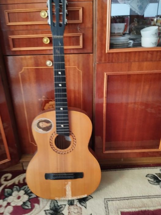 Гітара шестиструнна