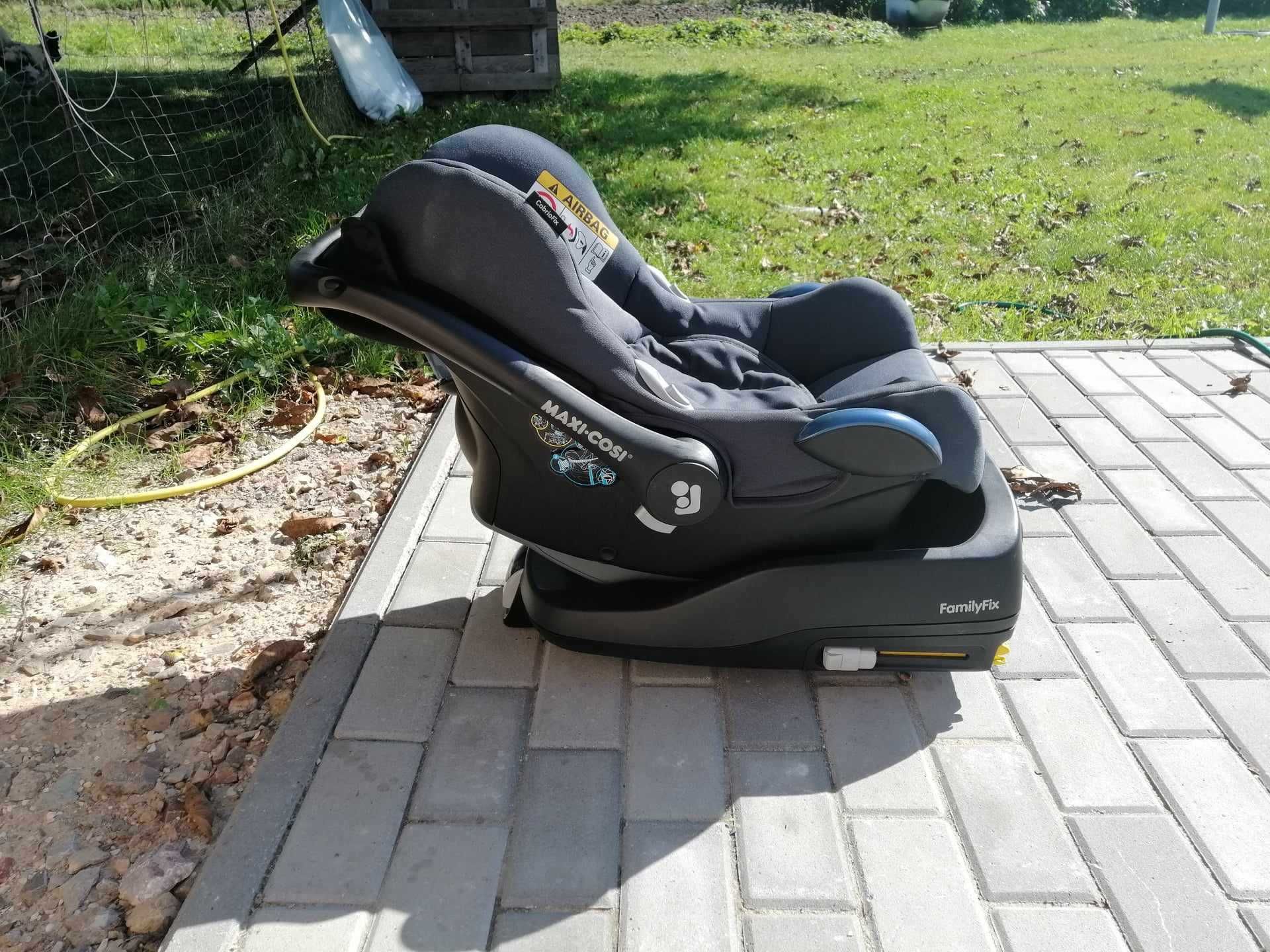 Maxi Cosi CabrioFix 0-13 kg + baza Familyfix Essential Black