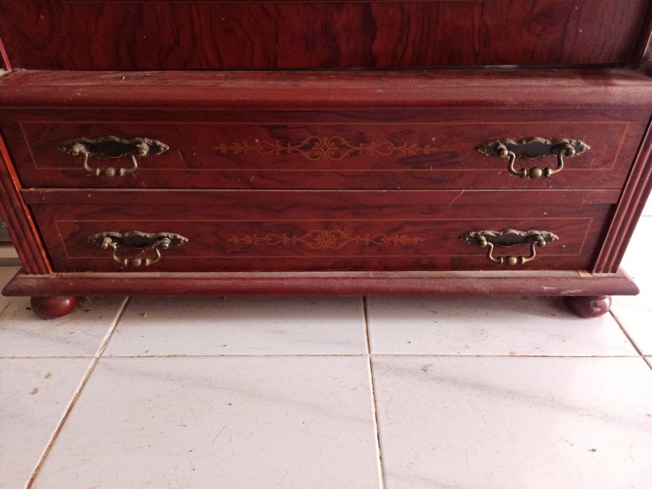 PARA DESOCUPAR! Móvel vitrine com espelho, gavetas e prateleiras de vi