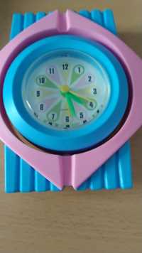 Relógio de mesa rosa e azul