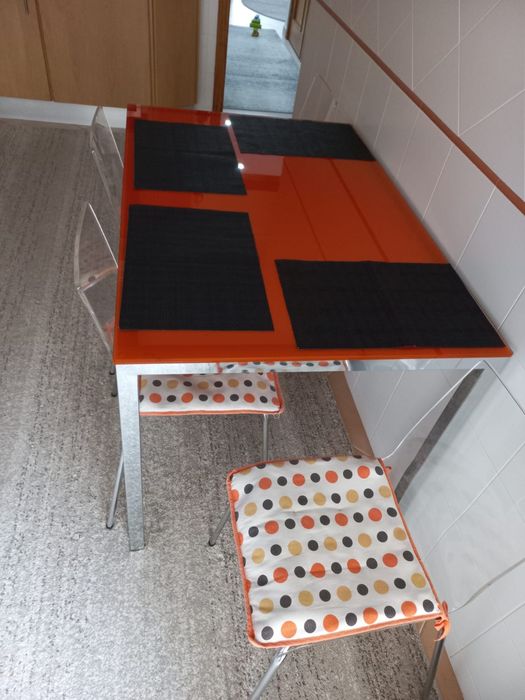 Mesa de cozinha com tampo de vidro + 4 cadeiras