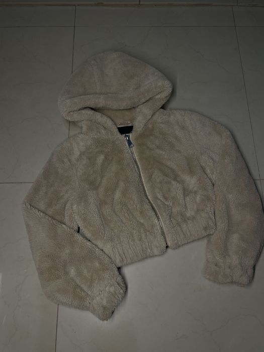 Бежева плюшева шубка з великим капюшоном
