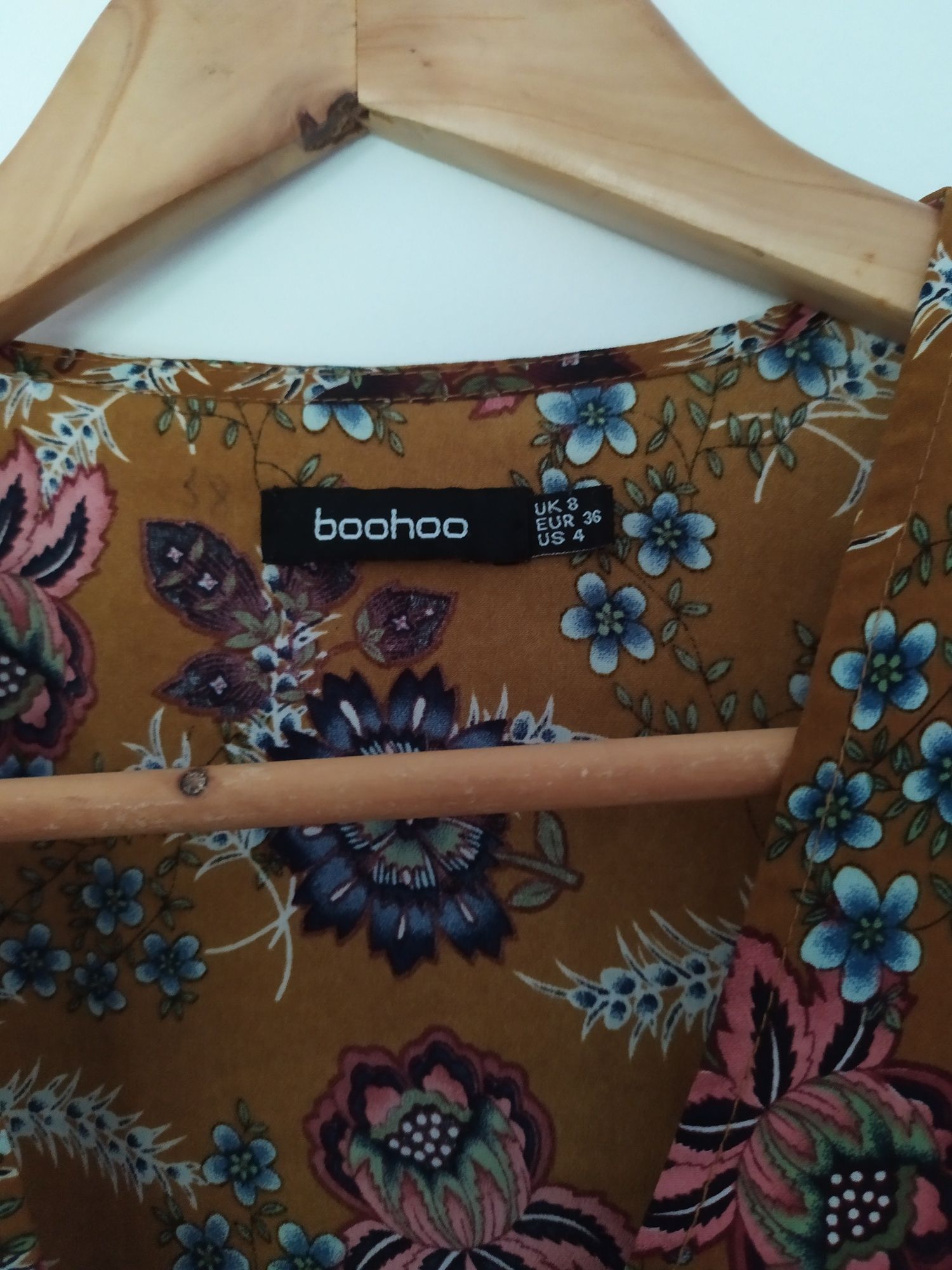 Sukienka w kwiatowe wzory Boohoo r. 36