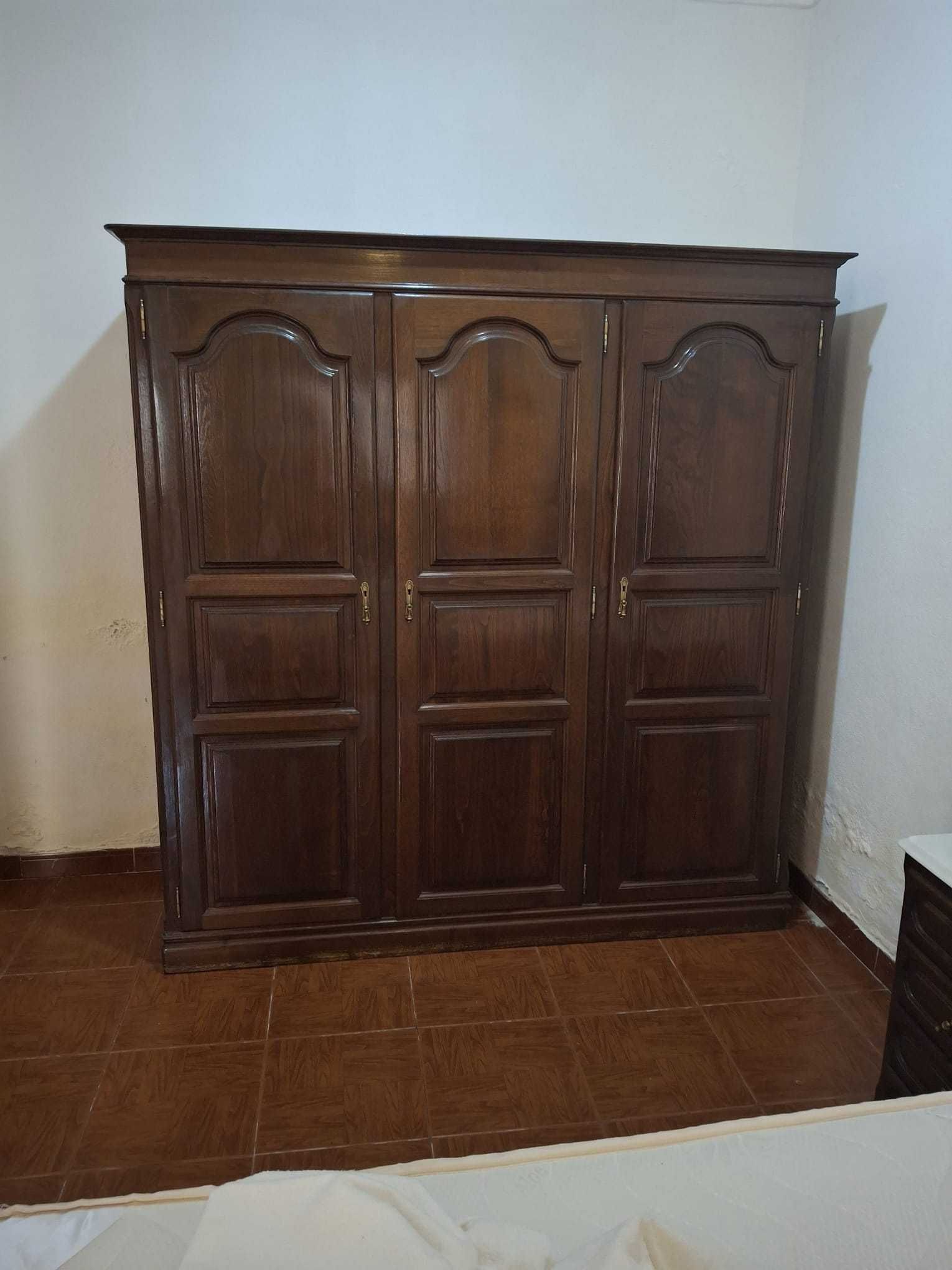 Guarda fato com 3 portas em otimo estado
