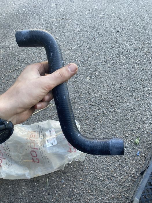 Патрубок системи охолодження для Ауді 100 80 гольф 2