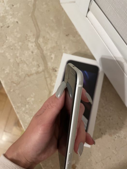 Biały iphone SE 2020