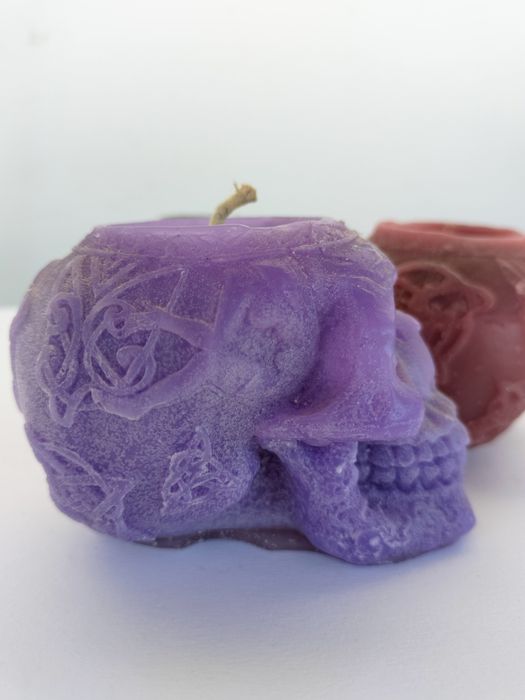 3 velas em forma de caveira