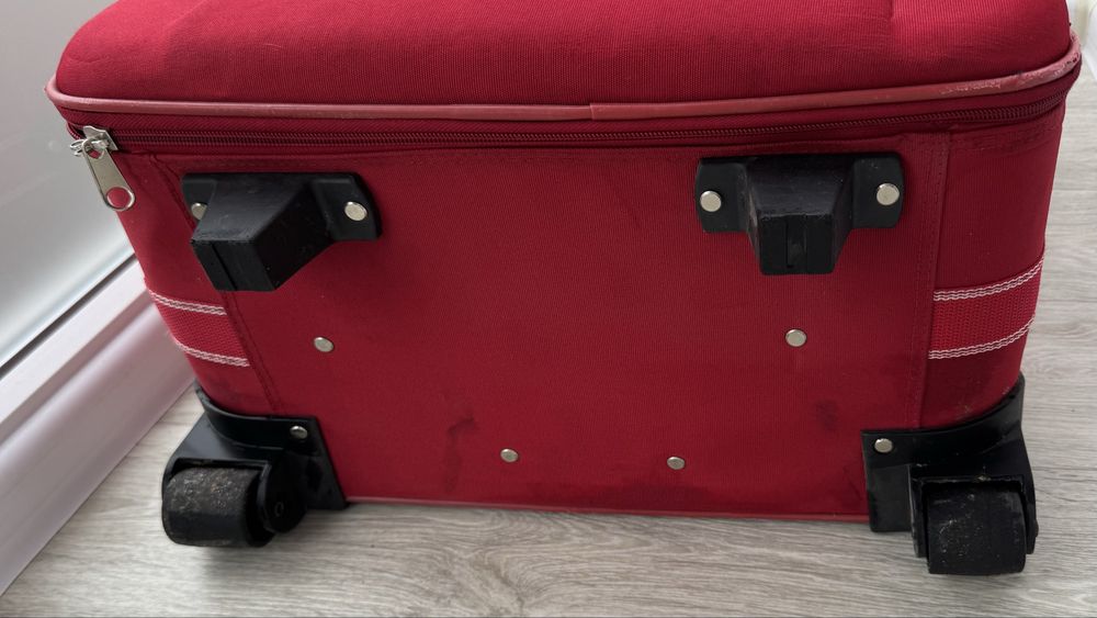 Большой чемодан на колесах