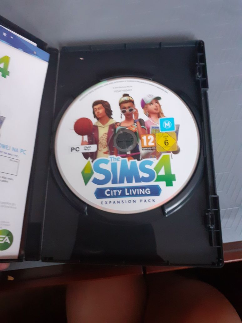 The Sims 4 z dwoma dodatkami
