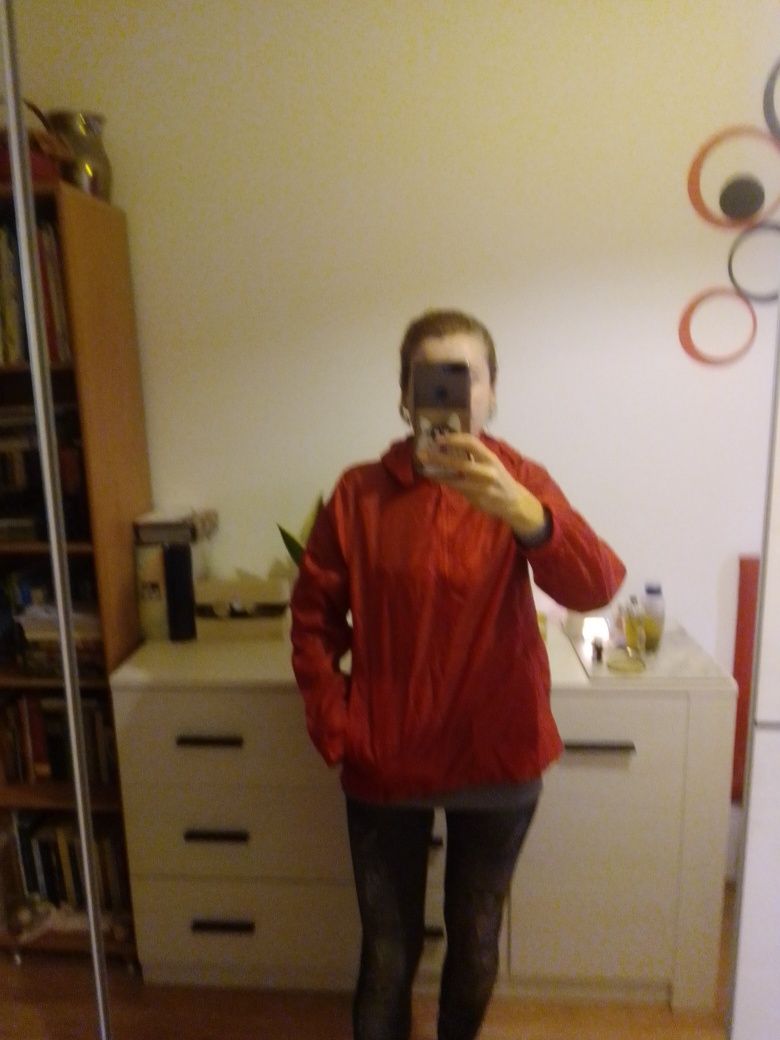 Kurtka przeciwdeszczowa, kangurka, na wzrost ok 160 cm.