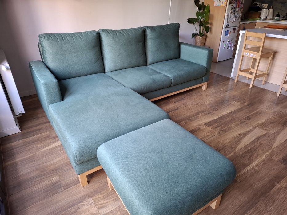 Duża sofa narożna z pufem w stylu skandynawskim