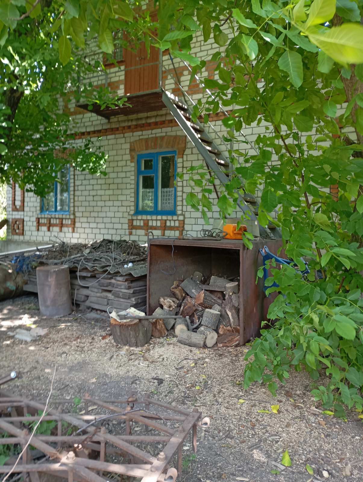 Будинок з великою територією і ставком в долині