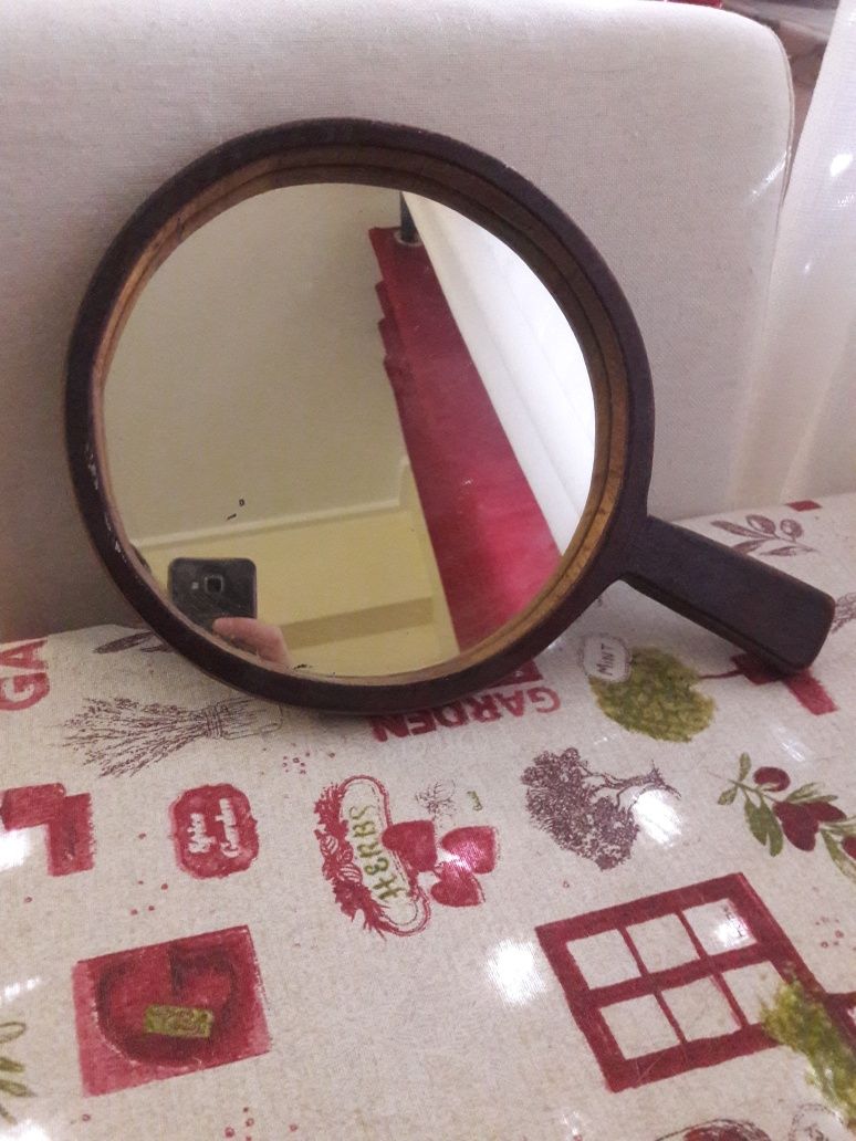 Espelho de mão redondo em madeira