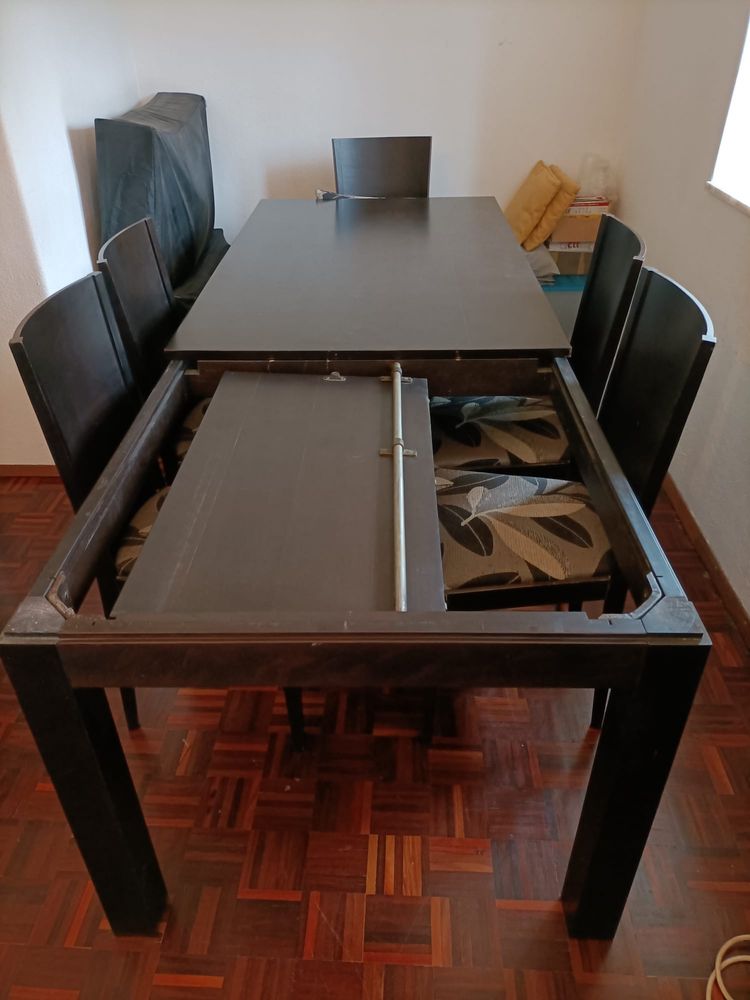Mesa de jantar e cadeiras