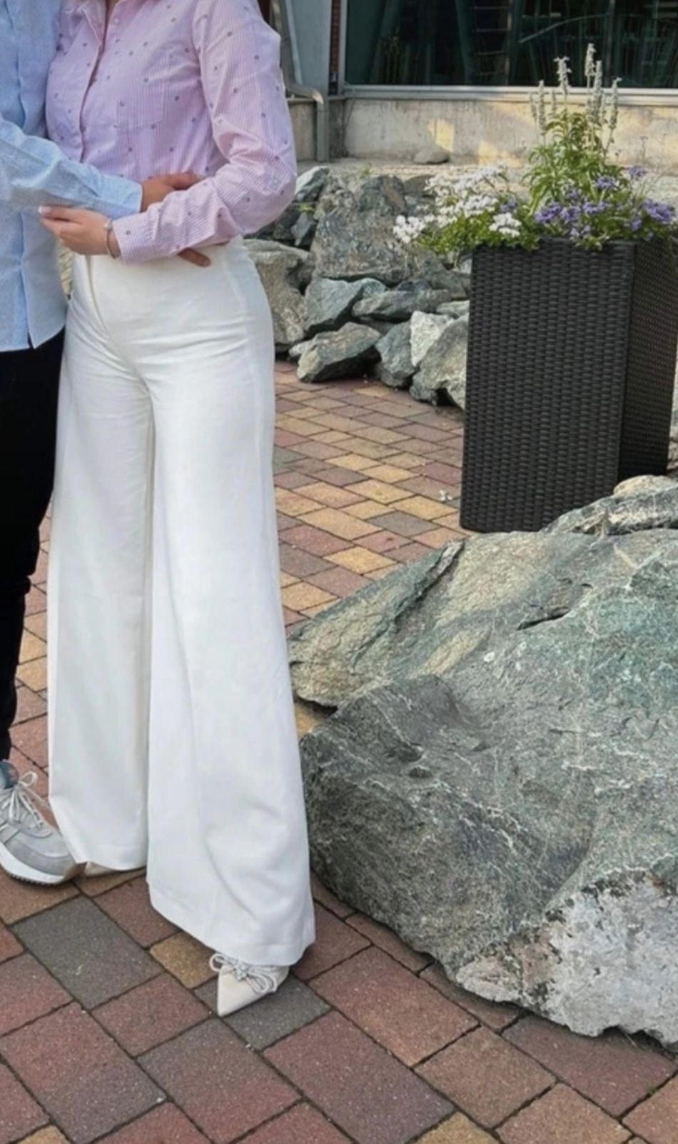 Białe eleganckie spodnie w kant szerokie z wysokim stanem emo garnitur