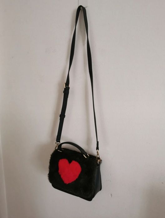 Mala Moschino tiracolo ou mala de mão