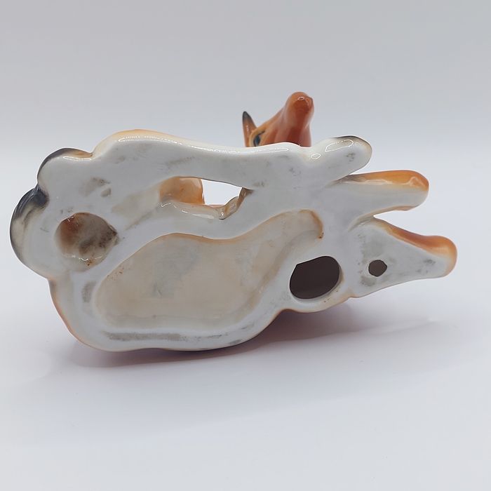 Figurka porcelanowa leżący koń