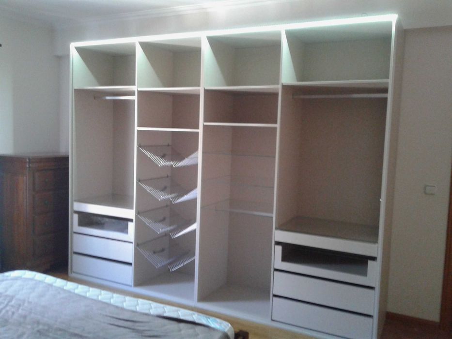 Montagem geral de carpintarias:cozinhas, roupeiros, portaros e rodapé.