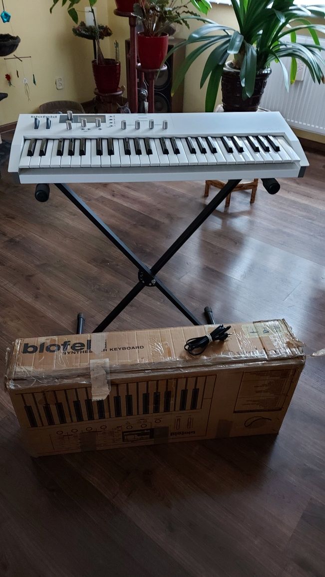 Syntezator WALDORF BLOFELD white keyboard