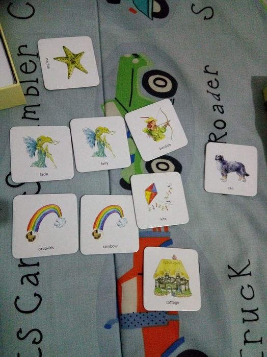 Jogo de memória, com vocabulário de inglês, francês/português