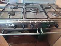 Cadeiras de sala e um fogão a gás