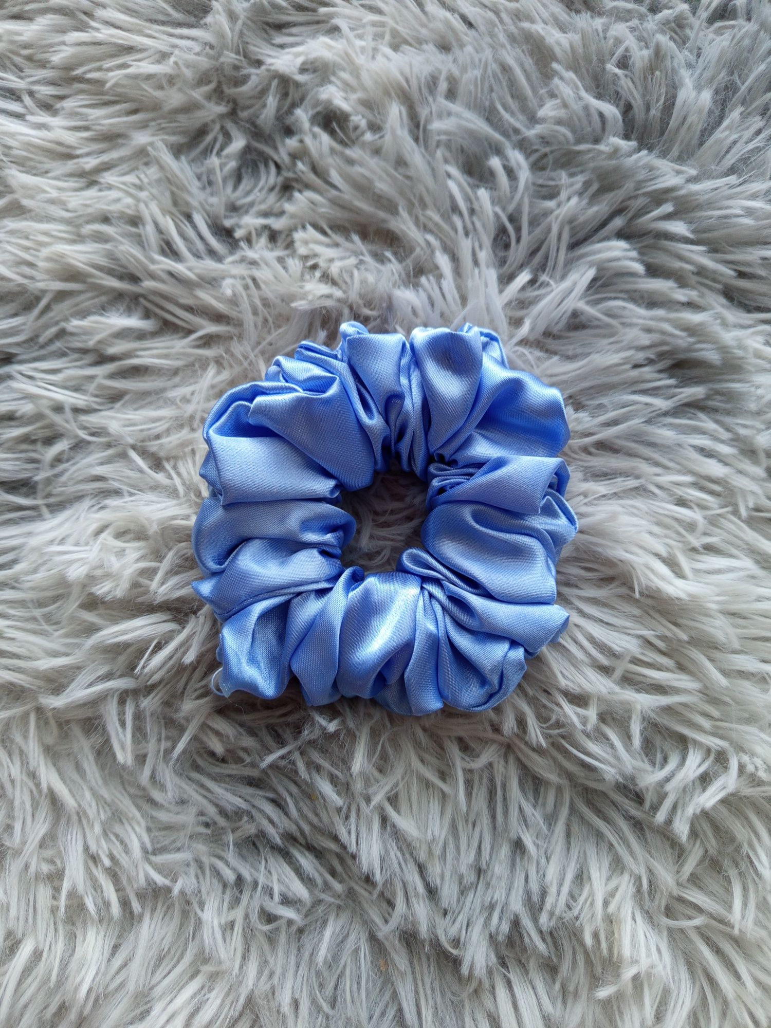 Satynowa gumka do włosów scrunchie