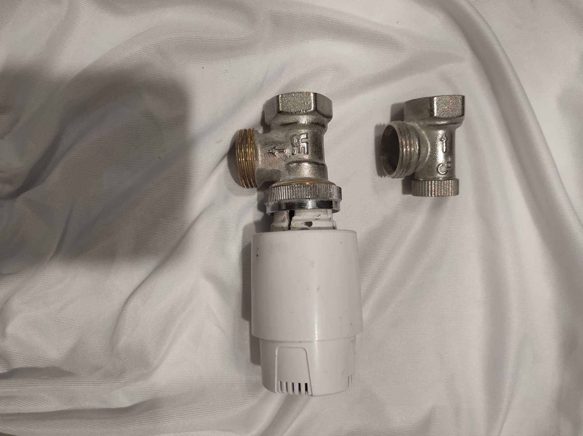 Grzejnik łazienkowy Tytus terma 820x440 z termostatem