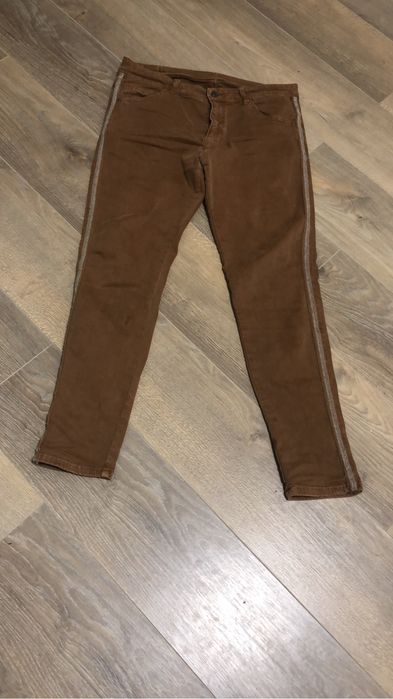 Жіночі джинси  ; джинси