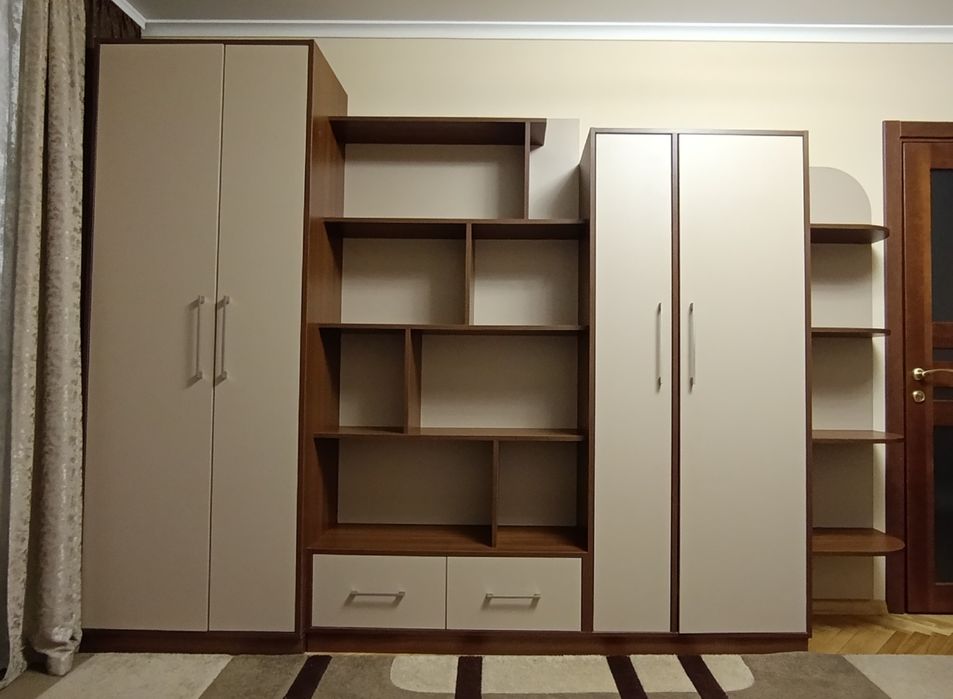 Стінка у двох кольорах