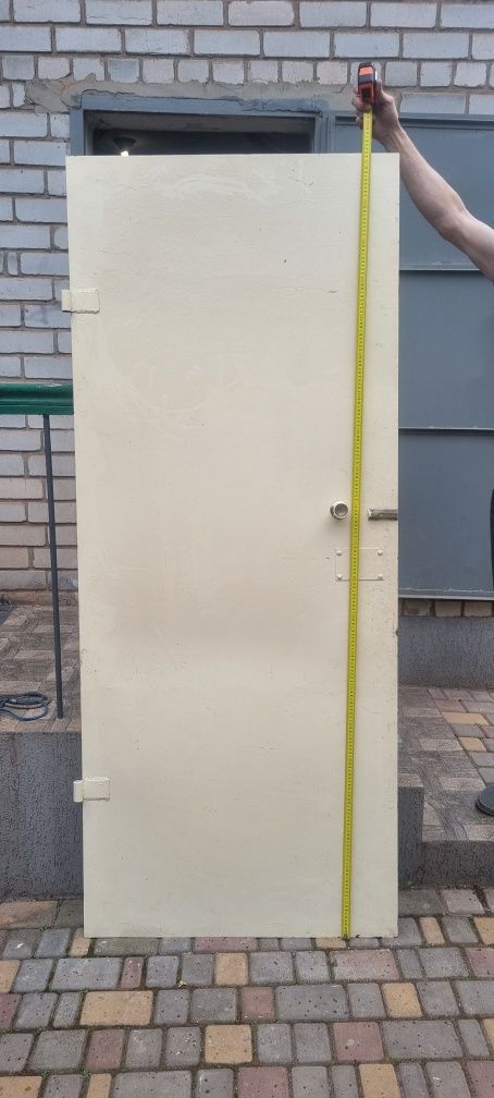 Двері металеві із замком.