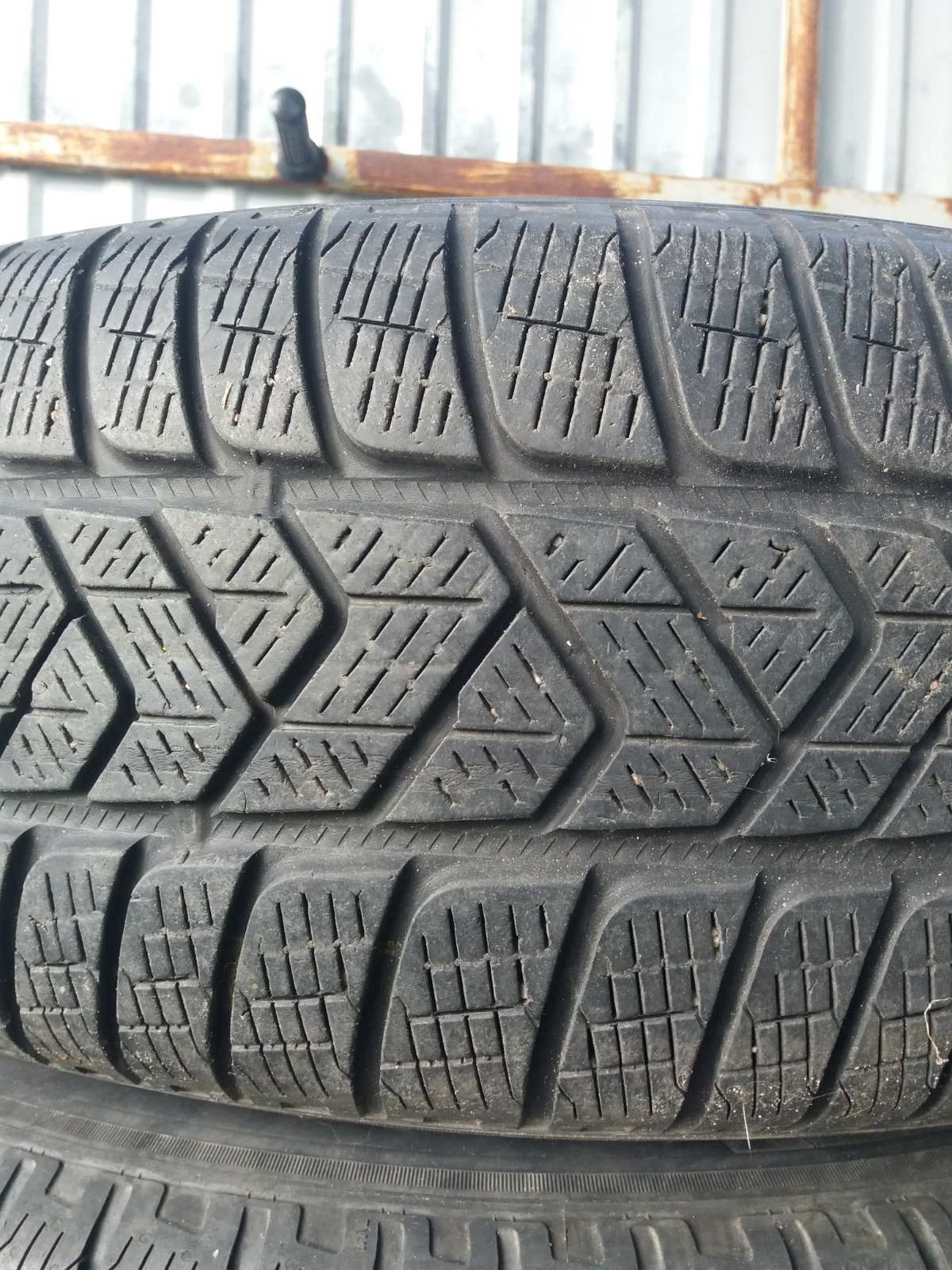 Шины зима Pirelli 235 65 R17 год 18 7 мм.