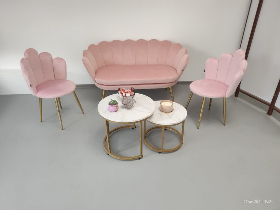 Zestaw krzesla sofa i stoliki