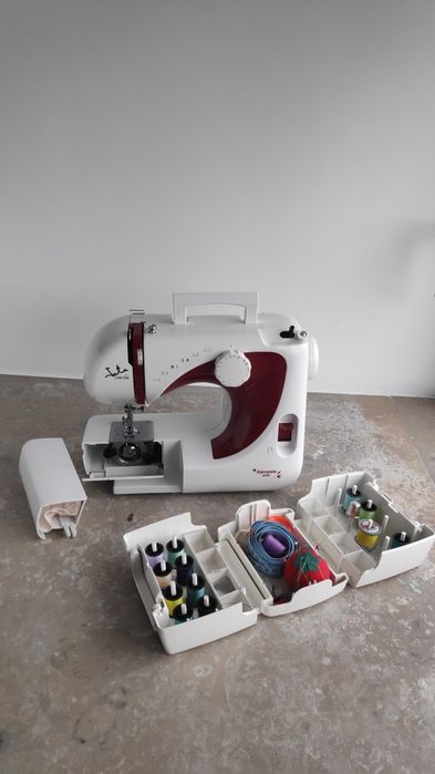 Máquina de Costura Jata + Caixa de Costura