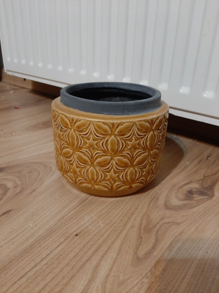 Ceramiczna osłonka do roślin.