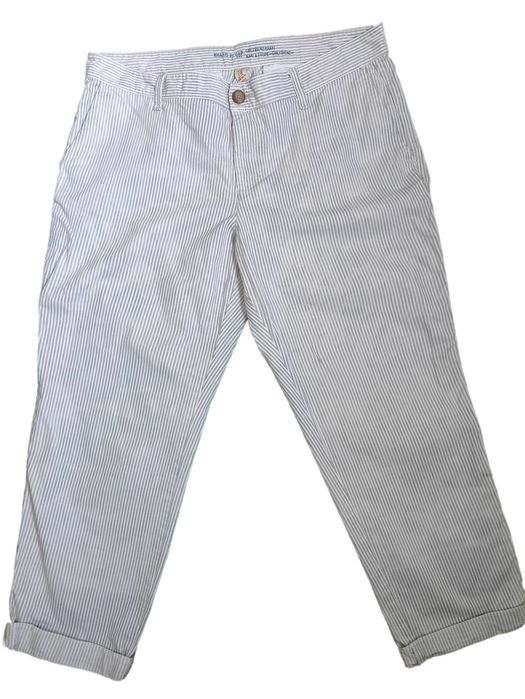 Укороченные джинсы-герлфренды из ткани с мелкой полоской от бренда GAP