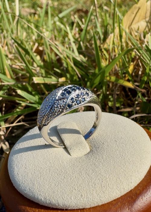 Золотое кольцо с бриллиантами и сапфирами  585 пробы